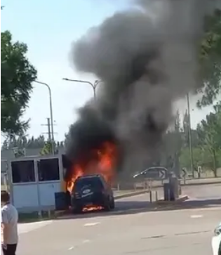 Susto en el Aeropuerto: Un auto se incendia en el estacionamiento 